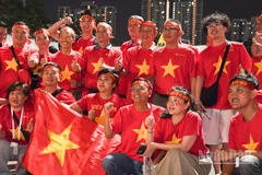 Cổ động viên háo hức trước trận chung kết giữa hai đội tuyển U22 Việt Nam và Thái Lan. (Ảnh: MINH THẮNG)