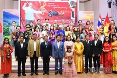 Các đại biểu cùng những thí sinh đoạt giải tại cuộc thi. (Ảnh: MINH THẮNG)