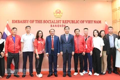 Đồng chí Nguyễn Văn Hùng thăm và làm việc tại Đại sứ quán Việt Nam tại Thái Lan. (Ảnh: MINH THẮNG)