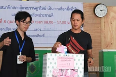 Cử tri Thái Lan bỏ phiếu bầu ứng cử viên Hạ nghị sĩ theo danh sách đảng. (Ảnh: MINH THẮNG)