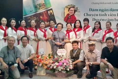 Tác giả Nguyễn Thị Mỹ Dung (đứng giữa) tại buổi ra mắt sách. 