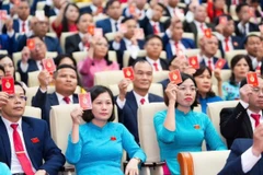 Các đại biểu biểu quyết thông qua Nghị quyết Đại hội đại biểu lần thứ I Đảng bộ tỉnh Thái Nguyên, nhiệm kỳ 2025-2030, bế mạc chiều 23/9/2025. Ảnh: Nguyễn Liên 