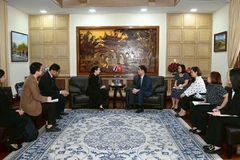 Đại sứ Phạm Việt Hùng tiếp Chủ tịch Liên đoàn Bóng đá Thái Lan Nualphan Lamsam. (Ảnh: Đại sứ quán Việt Nam tại Thái Lan)