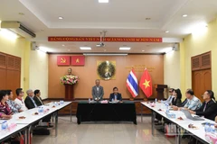 Đoàn Ủy ban Nhà nước về người Việt Nam ở nước ngoài gặp đại diện cộng đồng kiều bào tại Thái Lan. (Ảnh: XUÂN SƠN)