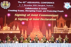 Trưởng đoàn các nước thành viên ASEANAPOL ký Thông cáo chung ASEANAPOL 43. (Ảnh: XUÂN SƠN)