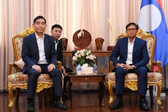 Đại sứ Phạm Việt Hùng (bên trái) bày tỏ vui mừng về những thành tựu phát triển của đất nước Lào. (Ảnh: XUÂN SƠN)