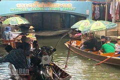 Một góc chợ nổi Damnoen Saduak. (Ảnh: XUÂN SƠN)