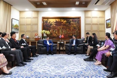 Đoàn Đại sứ quán Lào tại Thái Lan chúc mừng về thành công của Đại hội XIV của Đảng. (Ảnh: MINH THẮNG)