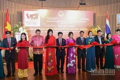 Các đại biểu cắt băng khai mạc triển lãm.