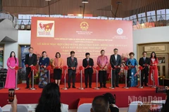 Các đại biểu cắt băng khai mạc Hội chợ hàng hóa Việt Nam-Đông Bắc Thái Lan.