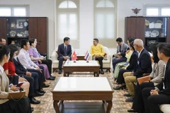 Cuộc gặp giữa Đại sứ Phạm Việt Hùng (bên trái) và Tỉnh trưởng Phuket Sophon Suwannarat (bên phải). (Ảnh: ĐẠI SỨ QUÁN VIỆT NAM TẠI THÁI LAN)