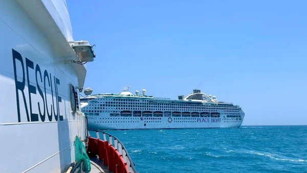 Tàu cứu nạn SAR 272 đang tiếp cận tàu du lịch quốc tế đưa du khách về bờ cấp cứu.