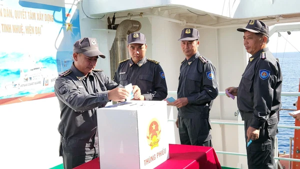 Kiểm ngư viên đi bầu cử trên vùng biển chủ quyền thiêng liêng của Tổ quốc.