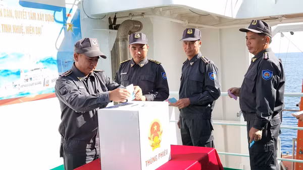 Kiểm ngư viên đi bầu cử trên vùng biển chủ quyền thiêng liêng của Tổ quốc.