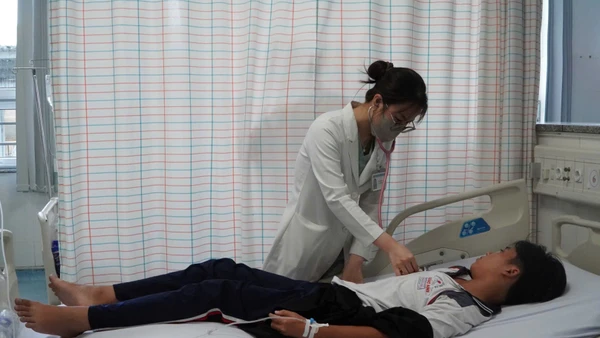 Nhân viên Bệnh viện đa khoa Vũng Tàu theo dõi một bệnh nhân ngộ độc nghi do ăn bánh mì ở đường Đồ Chiểu, phường Vũng Tàu. 