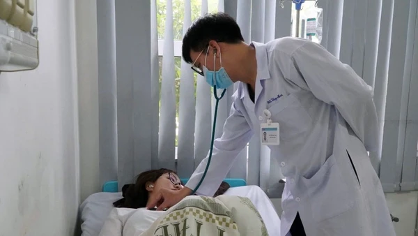 Bác sĩ Bệnh viện Vũng Tàu thăm khám cho một bệnh nhân ngộ độc sau khi ăn bánh mì mua ở đường Đồ Chiểu. 