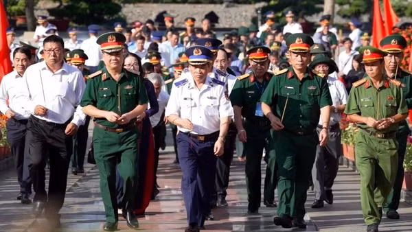Đoàn công tác Cảnh sát biển Việt Nam dâng hương tại Nghĩa trang Hàng Dương. (Ảnh: Vùng Cảnh sát biển 3 cung cấp)