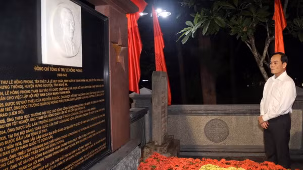 Bí thư Thành ủy Thành phố Hồ Chí Minh Trần Lưu Quang trước mộ cố Tổng Bí thư Lê Hồng Phong. 