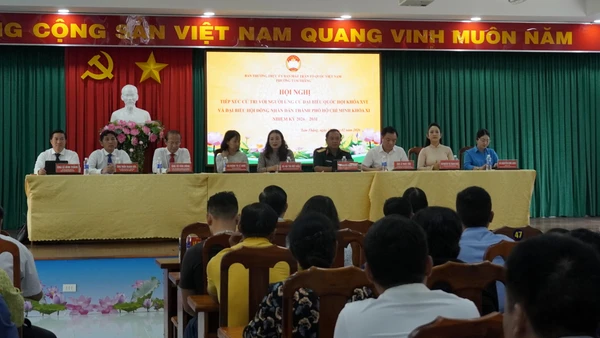 Quang cảnh hội nghị tiếp xúc cử tri tại phường Tam Thắng, Thành phố Hồ Chí Minh sáng ngày 25/2.