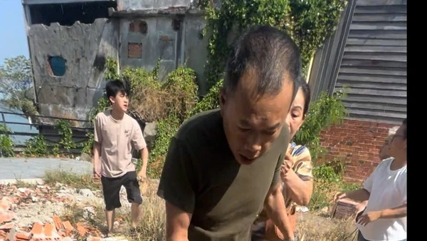 Chủ quán cơm niêu Đặng Trần Quốc V. dùng cán xẻng dí vào đầu nữ du khách khi người này đã té ngã.