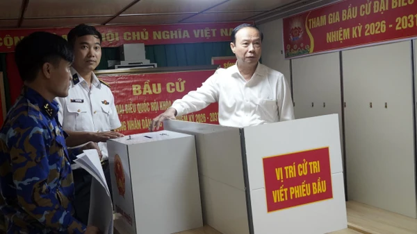 Phó Chủ tịch thường trực Hội đồng nhân dân Thành phố Hồ Chí Minh kiểm tra phòng bầu cử trên tàu Trường Sa 04.