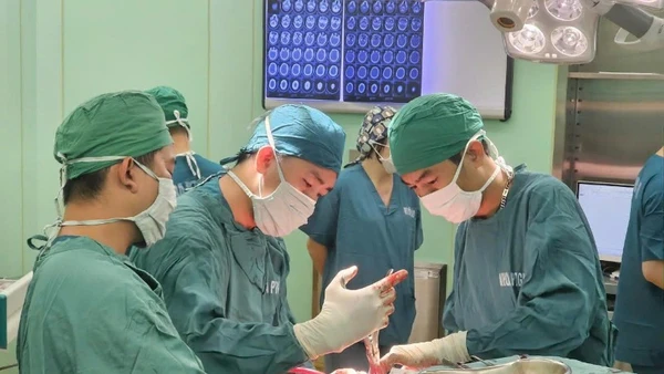 Các bác sĩ phẫu thuật ca chấn thương sọ não, kịp thời cứu sống người bị tai nạn giao thông.