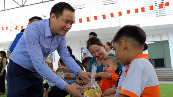 Ông Lê Ngọc Sơn, Chủ tịch Hội đồng thành viên Petrovietnam tặng quà cho trẻ em ở Trung tâm Bảo trợ trẻ em Vũng Tàu. 
