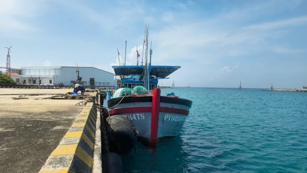 Tàu cá PY 92014 TS neo tại âu tàu Trường Sa để khắc phục, sửa chữa sự cố. 