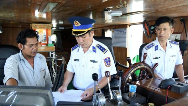 Cán bộ của Bộ Tư lệnh Vùng Cảnh sát biển 3 kiểm tra hành chính một tàu trên biển. 