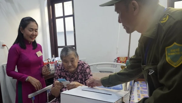 Cụ bà Lê Thị Nghiệp, 89 tuổi bỏ phiếu bầu cử tại nhà sáng 15/3. 