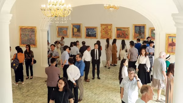 Người dân Vũng Tàu xem triển lãm.