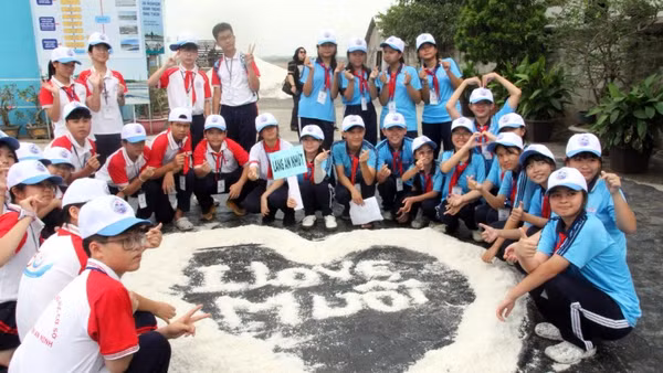 Học sinh đắp hình và viết chữ bằng muối. 