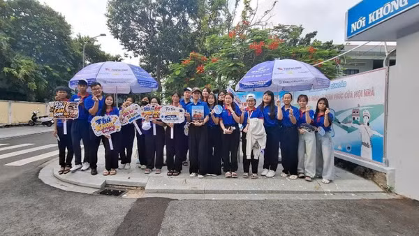 Tình nguyện viên trước cổng Trường trung học phổ thông Võ Thị Sáu, Côn Đảo để động viên và hỗ trợ thí sinh. 
