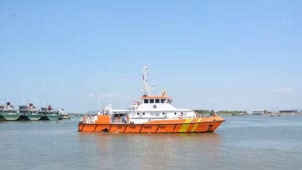 Tàu SAR 272 đang vào đất liền để đưa thủy thủ nước ngoài về bờ cấp cứu.