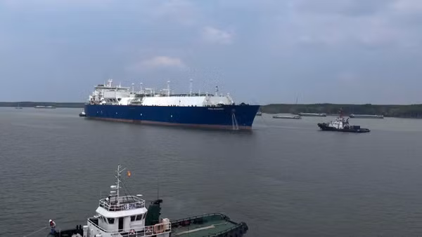 Tàu chở 27.000 tấn khí thiên nhiên hóa lỏng LNG đang cập cảng.
