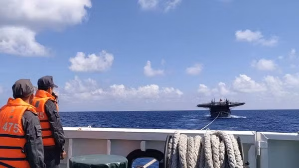 Tàu KN 475 đang lai kéo tàu cá gặp nạn về đảo Đá Tây A.