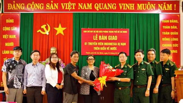 Quang cảnh lễ bàn giao. 