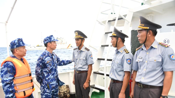 Đại tá Lê Văn Tú thăm hỏi, động viên cán bộ, kiểm ngư viên Tàu KN 411.