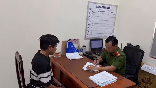 Ông Nguyễn Duy Tấn làm việc với cơ quan Công an sau khi đánh người giao hàng và bị người dân quay clip, đưa trên mạng xã hội. 