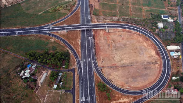 Cao tốc Biên Hòa-Vũng Tàu đoạn qua Thành phố Hồ Chí Minh (dự án thành phần 3, dài khoảng 19,5km) đã xong, chờ dự án thành phần 1 và 2 (qua Đồng Nai) để thông xe toàn tuyến.
