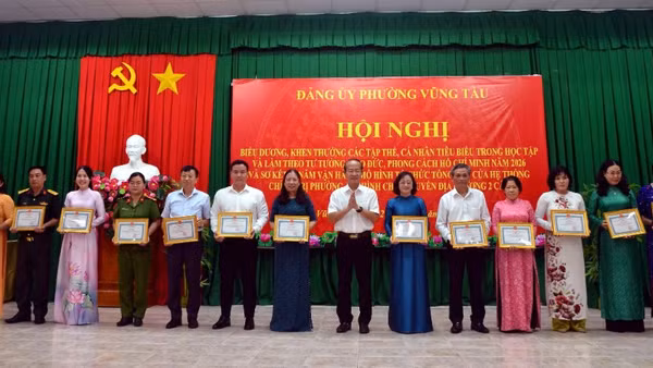 Đồng chí Võ Văn Dũng, Ủy viên Ban Thường vụ Thành ủy Thành phố Hồ Chí Minh, Bí thư Đảng ủy phường Vũng Tàu tặng giấy khen cho tập thể và cá nhân tiêu biểu trong học tập và làm theo Bác Hồ năm 2026. 