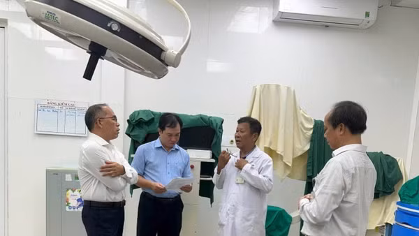Các bác sĩ khảo sát cơ sở, vật chất khám chữa bệnh tại Trung tâm y tế khu vực Hồ Tràm. 