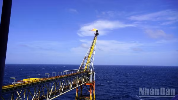 Đuốc dầu khí rực cháy trên giàn khai thác của Vietsovpetro.