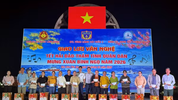 Đại tá Cao Xuân Quận tặng quà tết cho các gia đình chính sách, khó khăn ở Đặc khu Phú Quý.