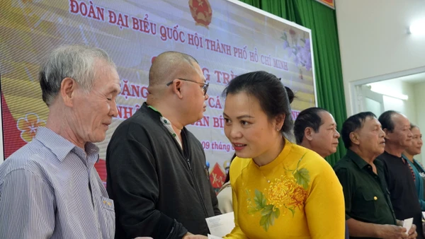 Đồng chí Huỳnh Thị Phúc tặng quà Tết cho gia đình chính sách, hộ cận nghèo tại phường Vũng Tàu. 