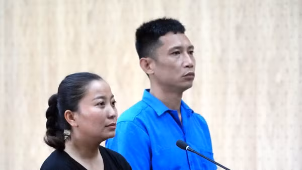 Vợ chồng Nguyễn Thị Thơm, Đỗ Xuân Linh tại tòa. (Ảnh: Lê Đình Thìn)