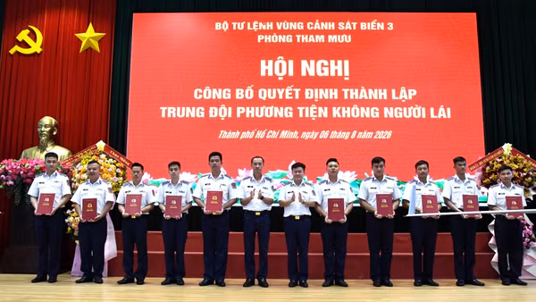 Thủ trưởng Bộ Tư lệnh Vùng Cảnh sát biển 3 trao các quyết định thành lập và nhân sự cho Trung đội phương tiện không người lái. (Ảnh: Vùng Cảnh sát 3 cung cấp)