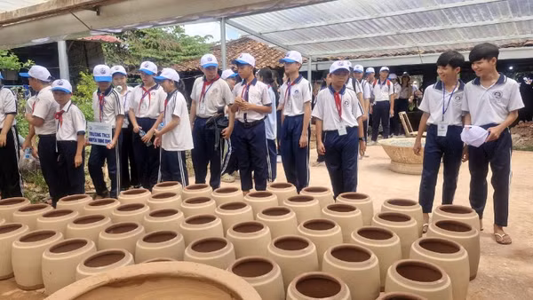 Học sinh trải nghiệm ở làng gốm 160 tuổi.
