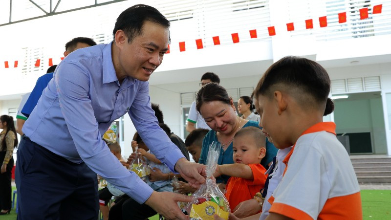 Ông Lê Ngọc Sơn, Chủ tịch Hội đồng thành viên Petrovietnam tặng quà cho trẻ em ở Trung tâm Bảo trợ trẻ em Vũng Tàu. 