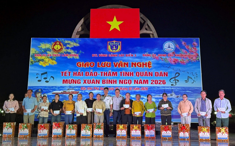 Đại tá Cao Xuân Quận tặng quà tết cho các gia đình chính sách, khó khăn ở Đặc khu Phú Quý.